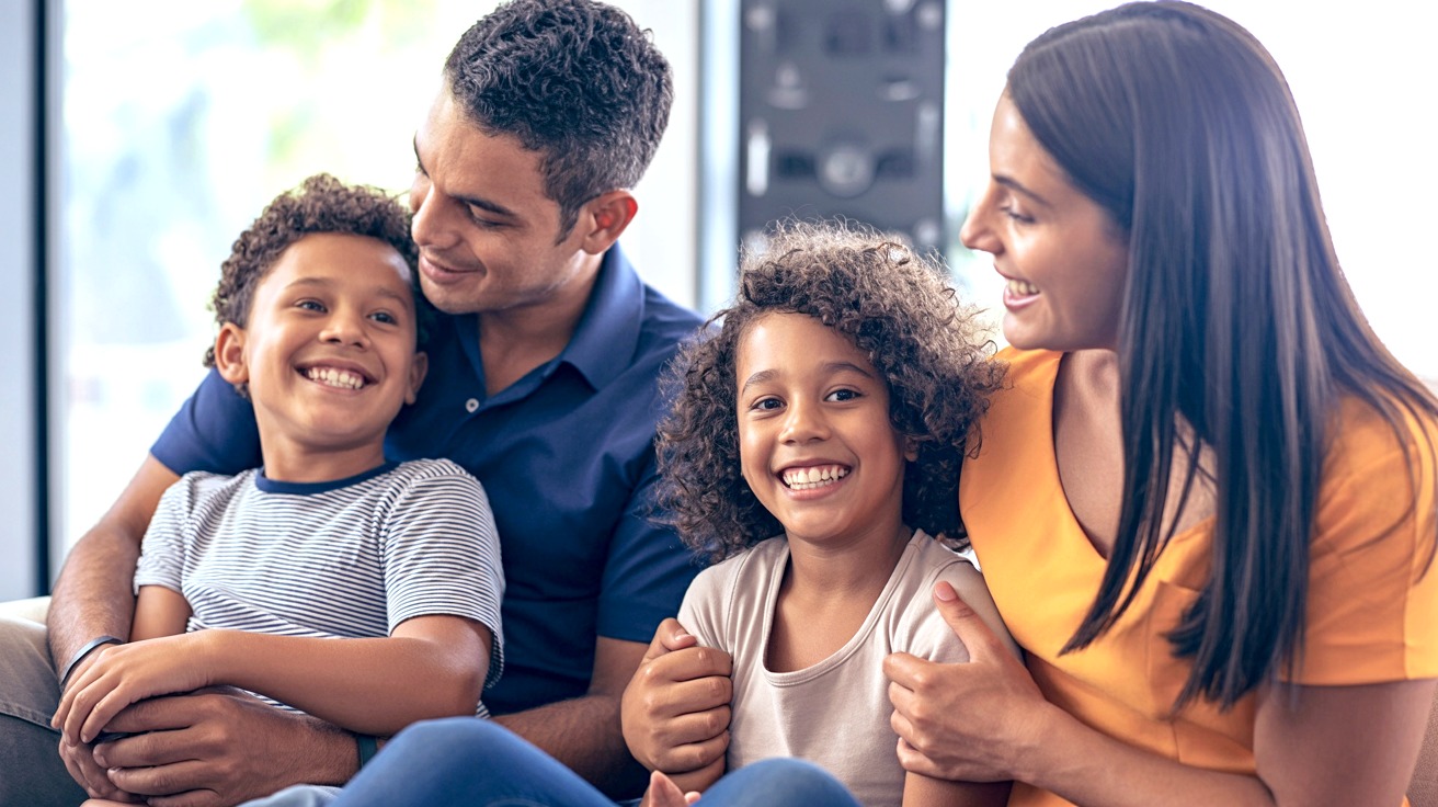 Familia brasileira feliz em casa, cuidado do plano de saude PME