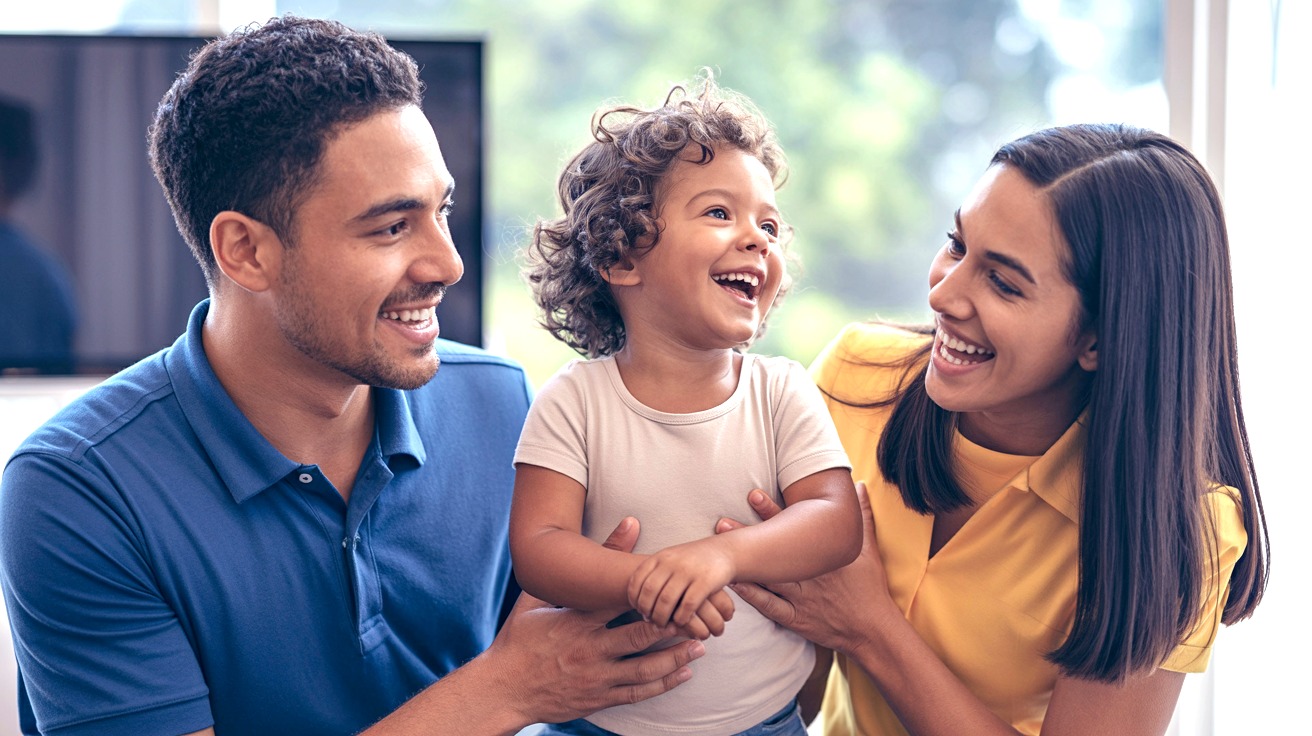 Plano de saúde por adesão ou empresarial: família feliz após escolher o plano ideal